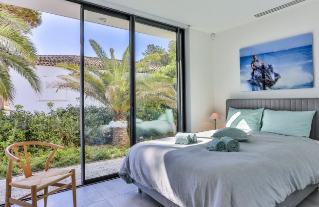 chambre-vue-jardin-villa-la-nartelle-sainte-maxime