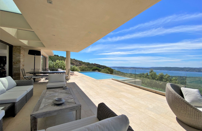villa-vue-mer-panoramique-baie-saint-tropez-terrasse
