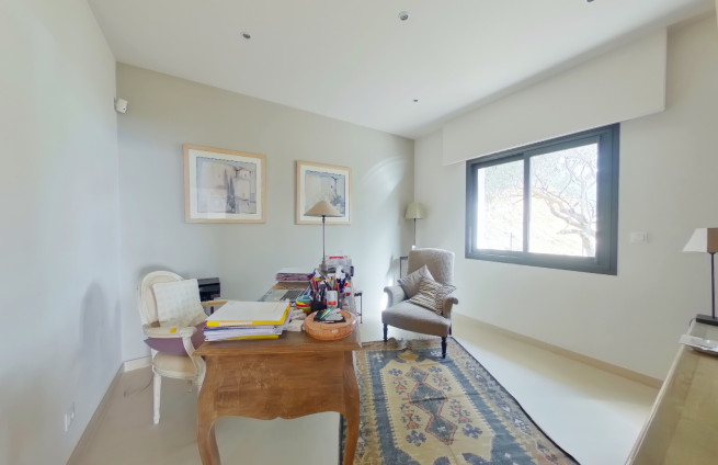 Bright office/villa for sale in Beauvallon-Bartole