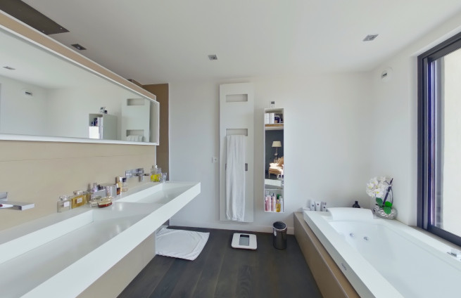 Salle-de-bain-privee-double-douche-jacuzzi-villa-beauvallon