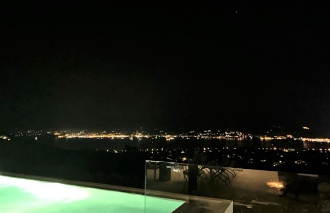 Villa met nachtelijk zeezicht te koop in Beauvallon Bartole