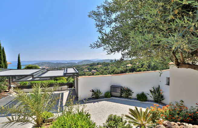 entree-carport-villa-la-nartelle-sainte-maxime