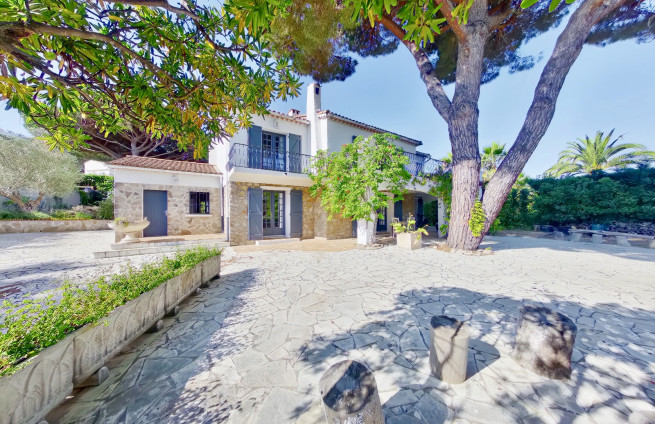 villa-provencale-proche-saint-tropez-à-vendre