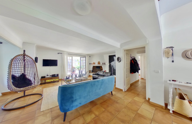 Woonkamer met open haard, overdekt terras, villa Gassin