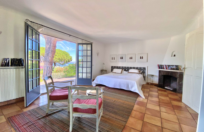 master bedroom-terrace-sea view-villa-gassin