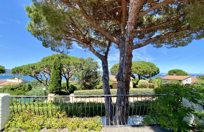 terrasse-chambre-parentale-vue-mer-golfe-saint-tropez