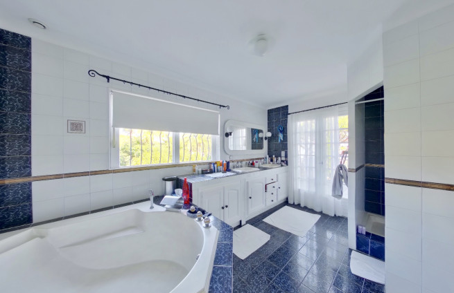 bathroom-master-bedroom-villa-gassin