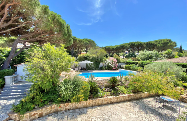 Villa vue mer à pied des plages à vendre au Domaine de Sinopolis