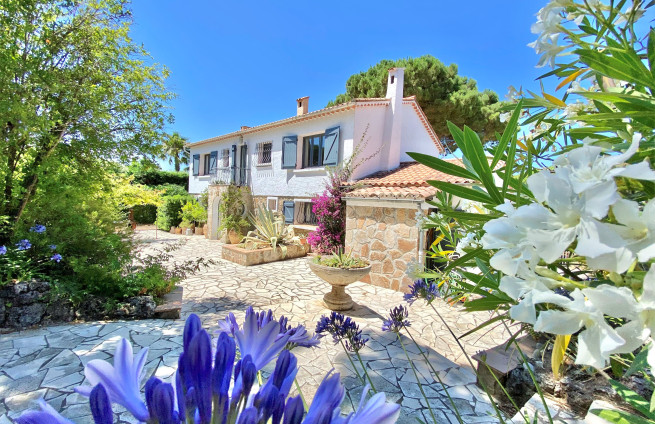 Villa vue mer à pied des plages à vendre au Domaine de Sinopolis