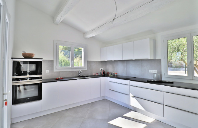 cuisine-équipée-villa-vue-mer-à-vendre-sainte-maxime