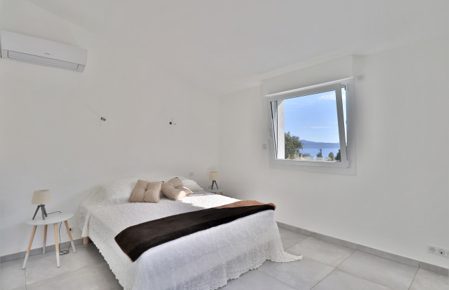 bedroom-sea-view-villa-for-sale-semaphore