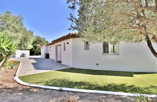 oprit-ingang-tuin-villa-te-koop-Sainte-Maxime