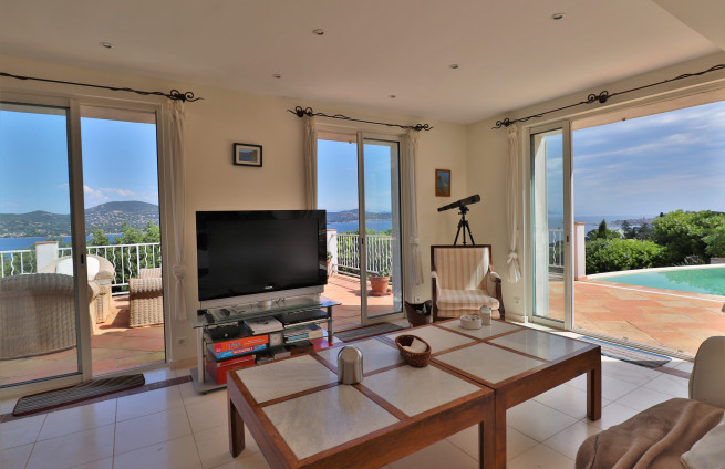 living room with bay windows and a view of Port Grimaud, Saint-Tropez - villa for sale - Sinopolis