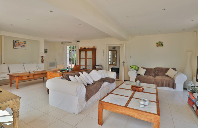 living-dining-room-villa-for-sale-gassin