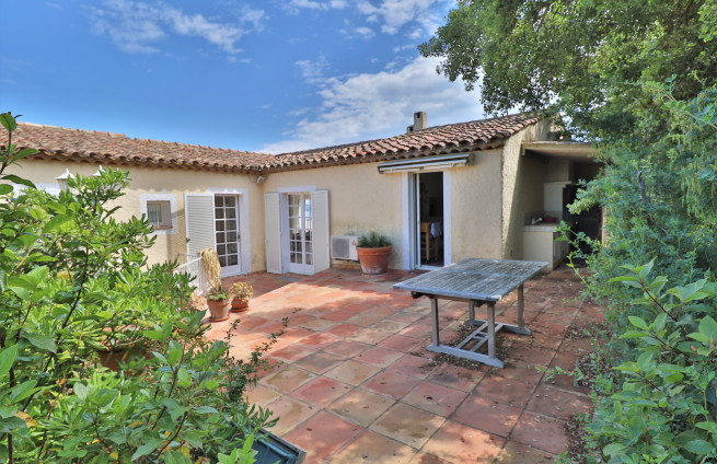 patio-villa-for-sale-domaine-sinopolis-real-estate-gassin