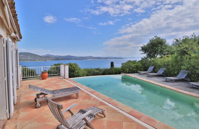 infinity-pool-vacation-real-estate-villa-for-sale-gulf-of-saint-tropez
