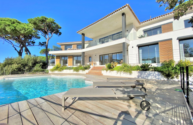 Moderne luxe villa met zeezicht in Sainte-Maxime, vlakbij de Semaphore.