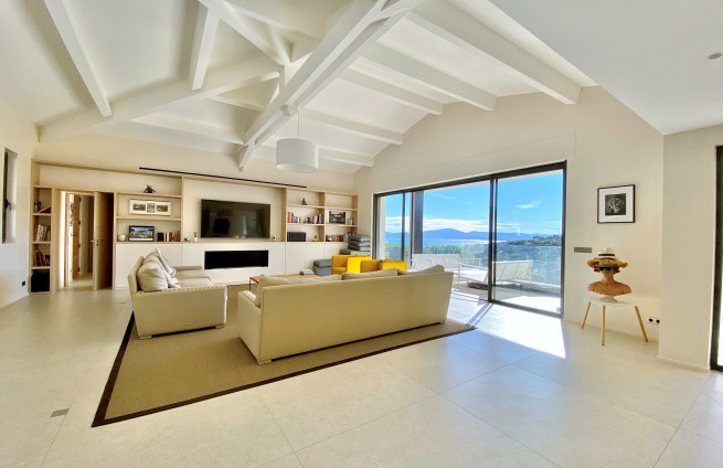 salon-cheminée-immobilier-sainte-maxime-villa-contemporaine