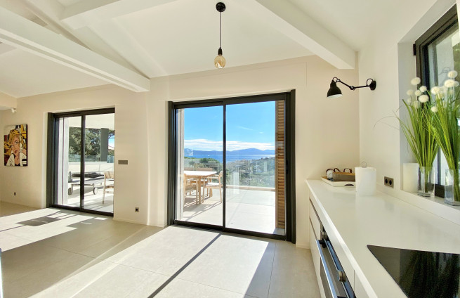 Cuisine-equipee-vue-mer-lumineuse-design-villa-sainte-maxime