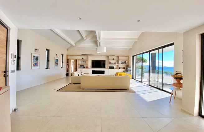 Woonkamer met open haard, gezellige sfeer, moderne villa met zeezicht, te koop in Sainte-Maxime