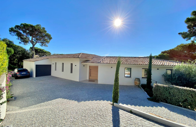 paved driveway, 7-car garage, modern villa, sea view, Sainte-Maxime