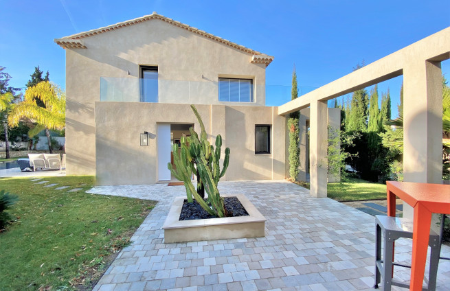 property-Saint-Tropez-private-driveway-trees