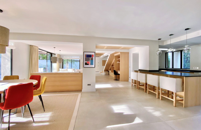 Villa-Saint-Tropez-salon-sejour-ouvert-terrasse