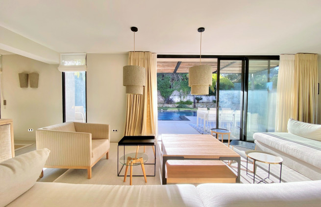 villa-contemporaine-saint-tropez-salon-vue-collines-arbres