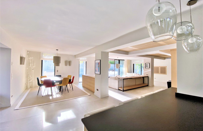 villa-luxe-saint-tropez-salon-élégant-accueillant