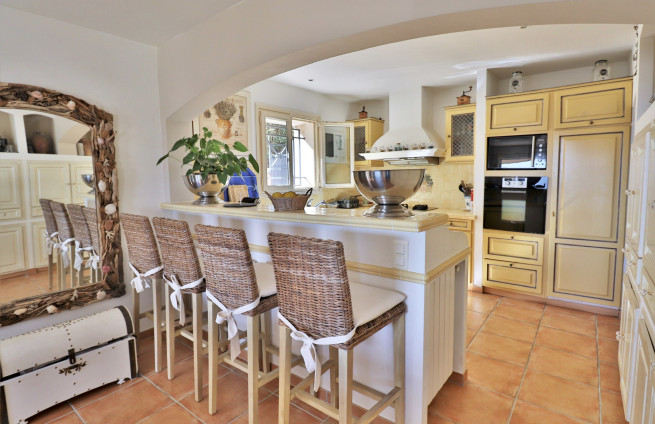fully equipped kitchen, pantry, bar - villa in La Croix-Valmer