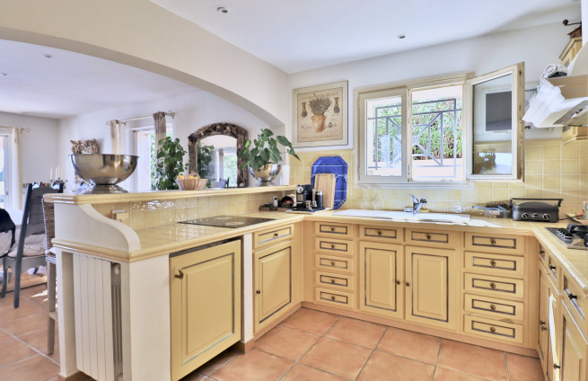 Volledig uitgeruste keuken en voorraadkast in een luxe villa in Var.