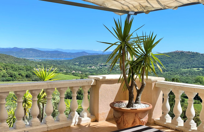 Zeezicht vanuit het solarium van de master bedroom suite in de villa in Croix-Valmer.