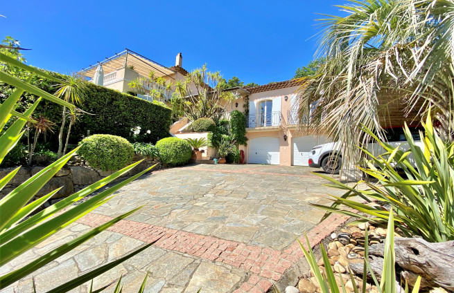 accès-villa-à-proximite-plages-ecoles-villa-familiale-croix-valmer