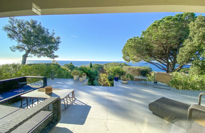 covered-terrace-outdoor-living-room-summer-villa-la-croix-valmer