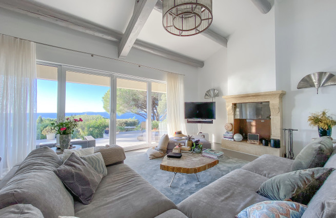 Lichte woonkamer met erker en panoramisch uitzicht op zee in La Croix-Valmer