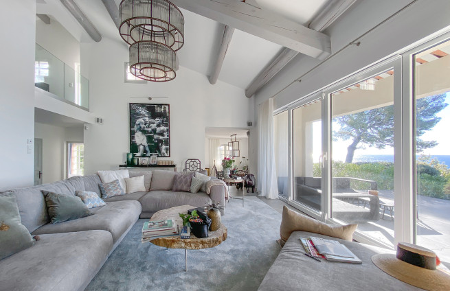 Woonkamer met open haard, erkers en uitzicht op zee vanaf Port Cavalaire.