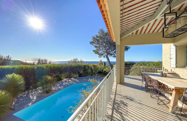 zonnige terrassen met uitzicht op de Middellandse Zee
