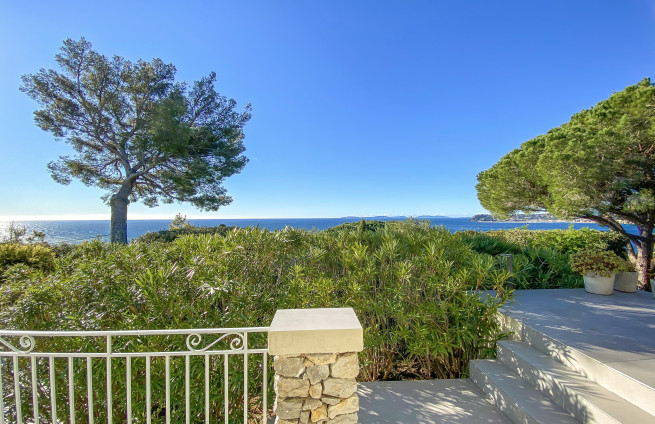 terrasse-exterieure-villa-luxe-vue-iles-dor