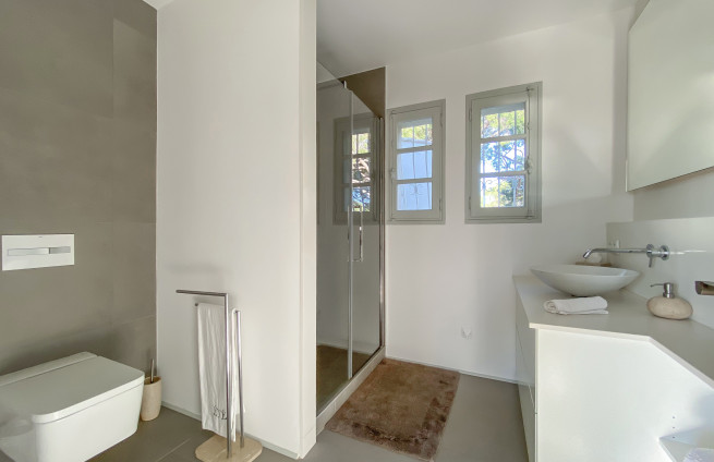 modern bathroom with natural tiles - villa in La Croix Valmer