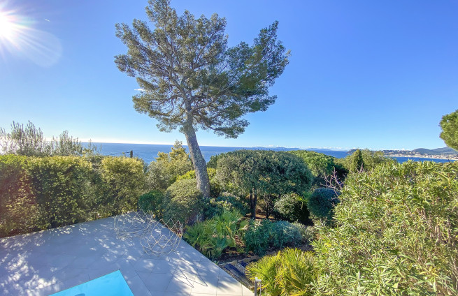Luxe villa met zwembad en uitzicht op zee te koop nabij het strand in Gigaro.