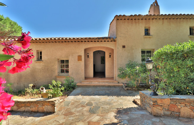 accueil-entrée-propriété-vue-mer-la-croix-valmer