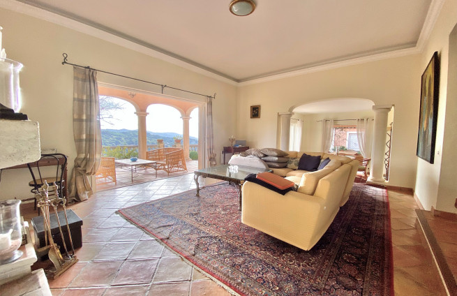 Living room with fireplace, opening onto a terrace, La Croix-Valmer
