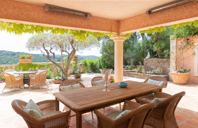 Covered terrace with sea and pool views - property in La Croix-Valmer