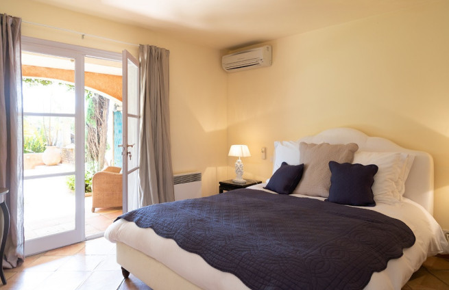 Chambre-suite-salle-eau-vue-jardin-villa-la-croix-valmer