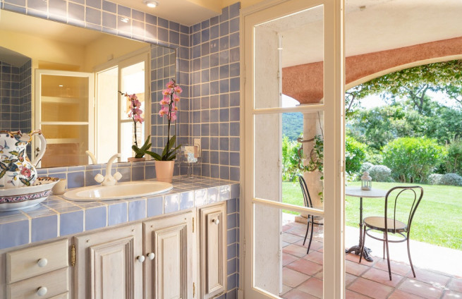 salle-de-douche-pierre-de-lave-charme-provence