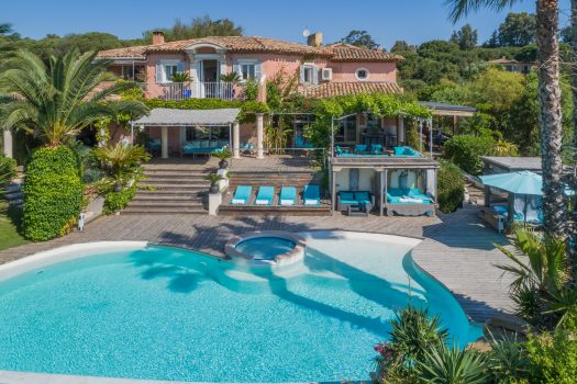 Villa vue mer à vendre à Ramatuelle, à pied plages de Pampelonne et des restaurants tels que le Club 55, La Serena, Byblos Beach