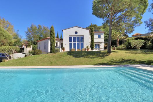 Modern villa with panoramic view over the hills for sale in Gassin