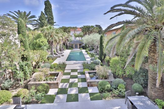 Propriété vue mer avec piscine proche des plages et du centre-ville à Saint-Tropez