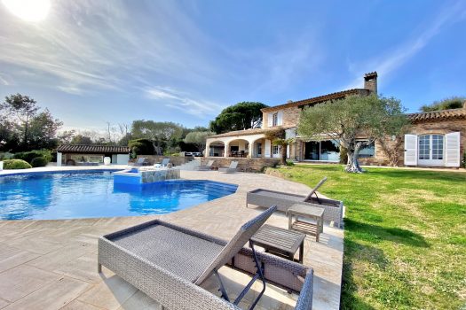 Stone property with panoramic sea view for sale in Grimaud