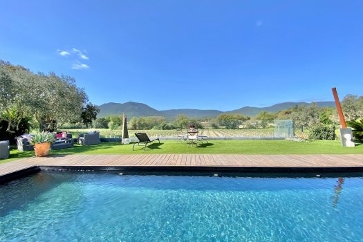 Villa moderne avec vue sur les vignes et les collines à vendre au Plan de la Tour